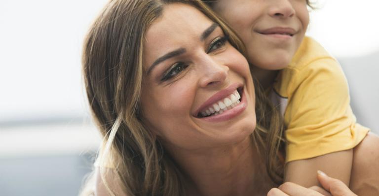 Em meio a boatos de romance, Grazi Massafera curte momento com a filha e beleza impressiona