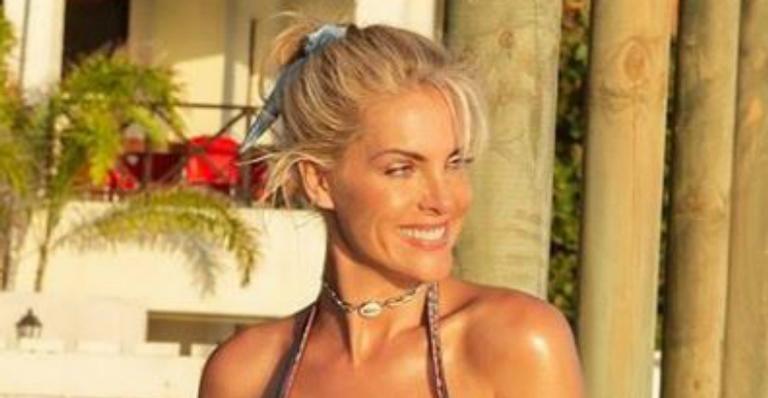 Ana Hickmann ostenta curvas naturais em clique de biquíni e surpreende fãs