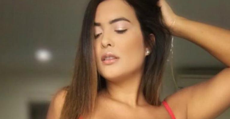 Geisy Arruda arrisca e abaixa biquíni de fita adesiva até o limite para mostrar bronzeado