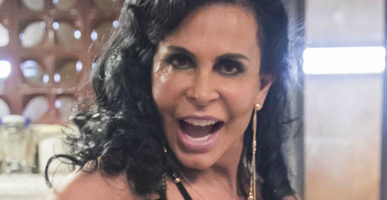 Aos 60 anos, Gretchen impressiona com vestido justinho e recebe elogios: ”A cinturinha”