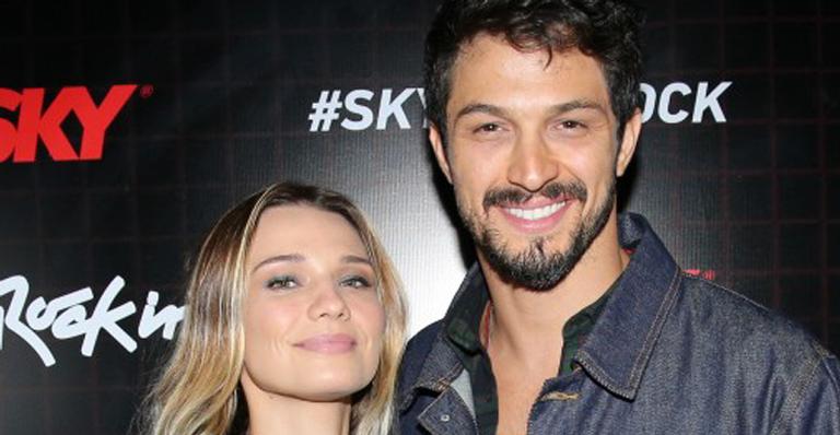 Rômulo Estrela surge em rara aparição com a mulher que aposta em look ‘roqueira sexy’
