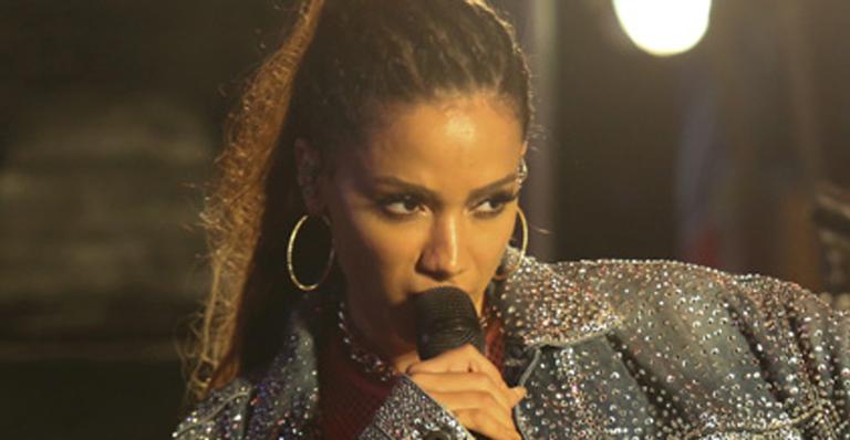 Após término, Anitta manda a real sobre vida amorosa em show: ”Uma m****”