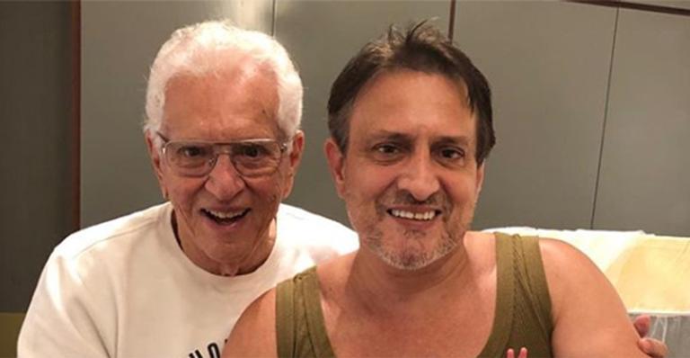 Carlos Alberto de Nóbrega celebra alta hospitalar do neto recém-nascido