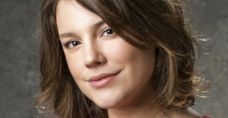 Alice Wegmann surge de biquíni em raro clique com namorado gato e boa forma impressiona