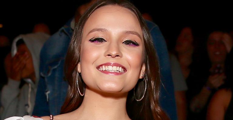 Larissa Manoela abusa do decote e surge com a barriga de fora em evento
