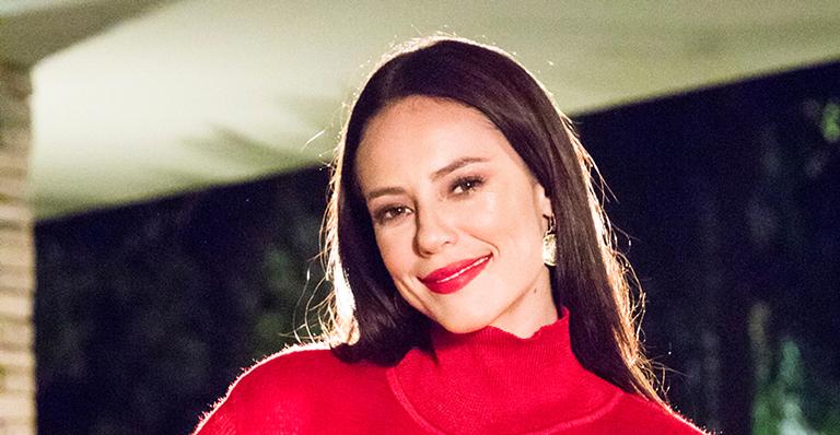 Paolla Oliveira surge sem maquiagem e pernas grossas roubam a cena