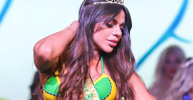 Brasileira é eleita primeira Miss Bumbum World e parte íntima quase escapa de biquíni no palco