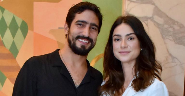 Às vésperas do casamento, Thaila Ayala se descuida e mostra parte do vestido