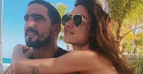 Prestes a subir no altar, Thaila Ayala curte praia ao lado do noivo