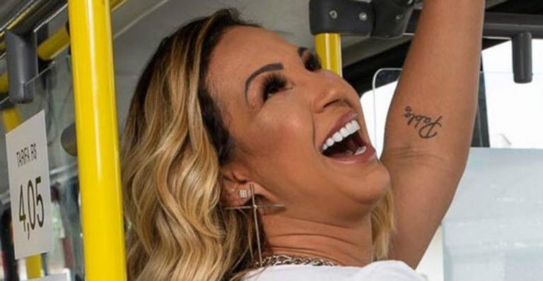 Valesca Popozuda empina bumbum gigante no ônibus e fã comenta: ”Não passa na catraca”