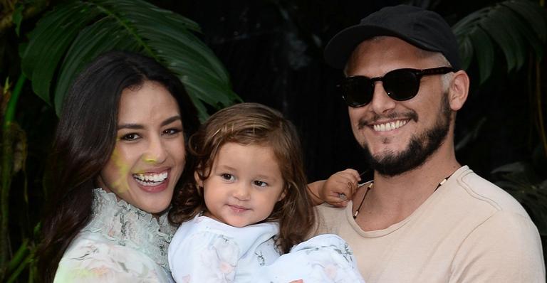 Fofura! Yanna Lavigne flagra Madalena sendo atacada por cachorrinhos: ”Seu au-au”