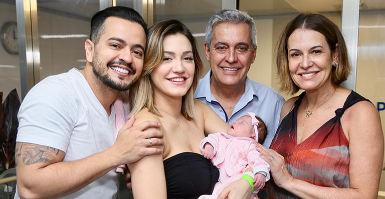 Mauro Naves busca a neta recém-nascida na maternidade