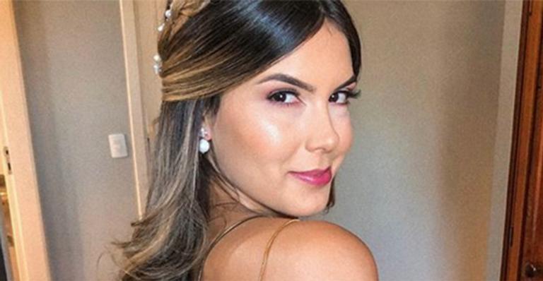 Bailarina demitida do Domingão surge só de top e exibe tatuagem na costela