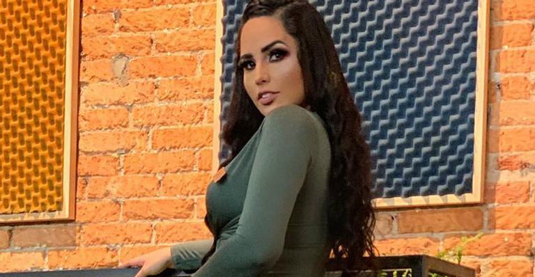 Após perder 20kg, Perlla posa com roupa justinha e exibe corpo seco e bumbum enorme