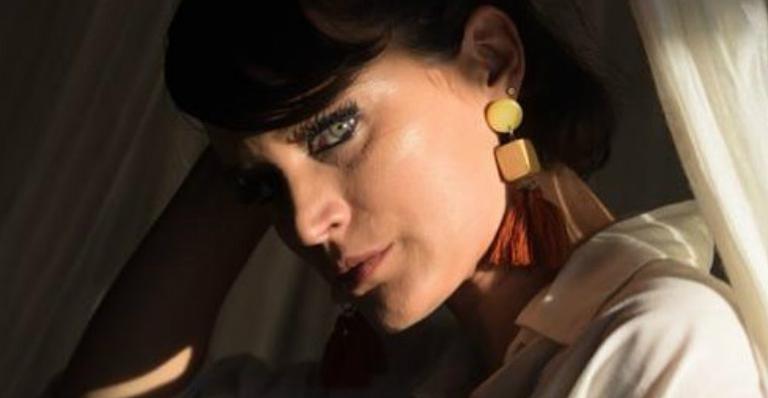 Bianca Bin posa sem sutiã em ensaio sensual e impressiona: ”Que maravilhosa”