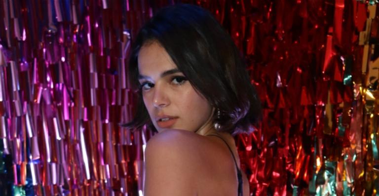 Bruna Marquezine treina pesado e deixa barriguinha chapada à mostra