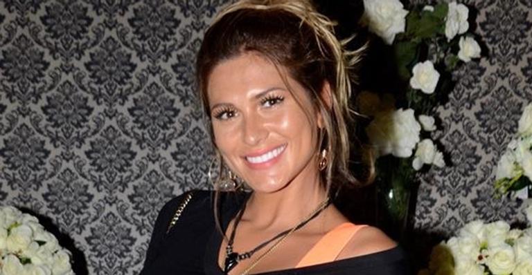 Lívia Andrade exibe barriga chapada ao surgir de top e calça