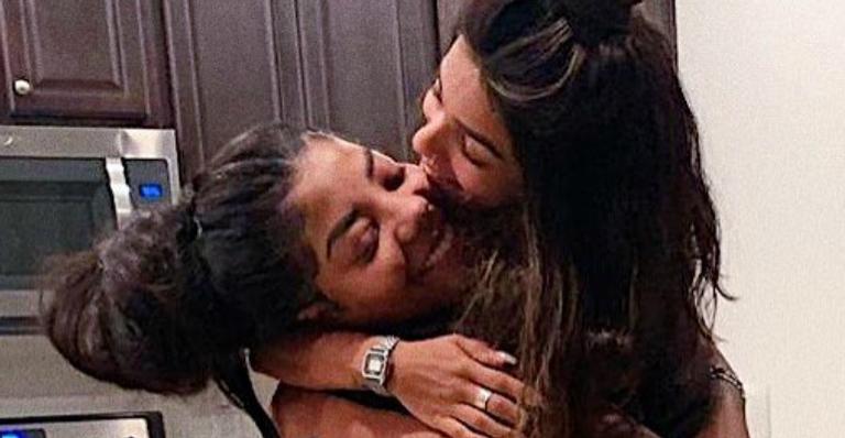 Ludmilla e Brunna Gonçalves comemoram aniversário de namoro com momento íntimo