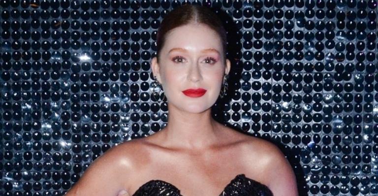 Marina Ruy Barbosa ostenta curvas naturais em vestido luxuoso e impressiona fãs