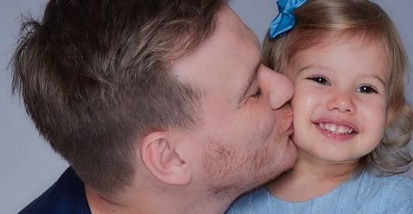 Filha de Michel Teló declara torcida ao pai no ‘The Voice Brasil’ e cantor se derrete