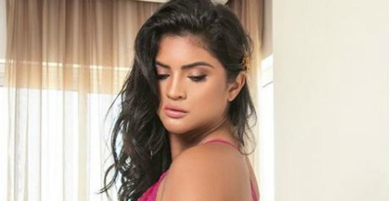 Mileide Mihaile ostenta as curvas em clique de lingerie e deixa tatuagem íntima à mostra