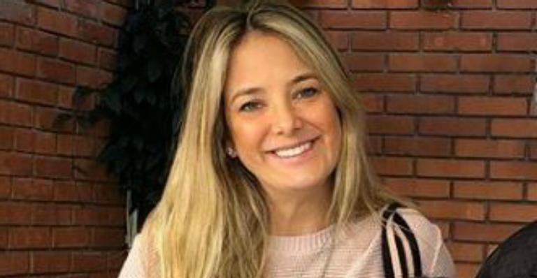 Ticiane Pinheiro combina look com a filha, Rafaella, durante apresentação na escola: ”Princesas!”