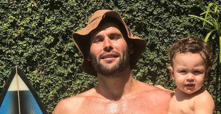 Nas redes, Dudu Azevedo posa com o filho e detalhe rouba a atenção de fãs: ”Dei zoom”