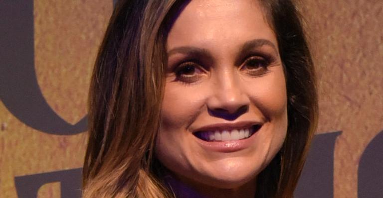 Flávia Alessandra sensualiza de vestidinho preto, empina bumbum e seguidor avisa: ”Corre, Otaviano”