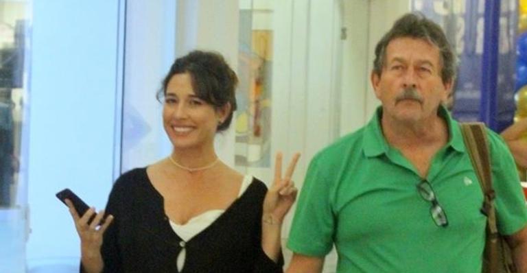 Grávida, Giselle Itié deixa a barriga de fora em passeio com o pai