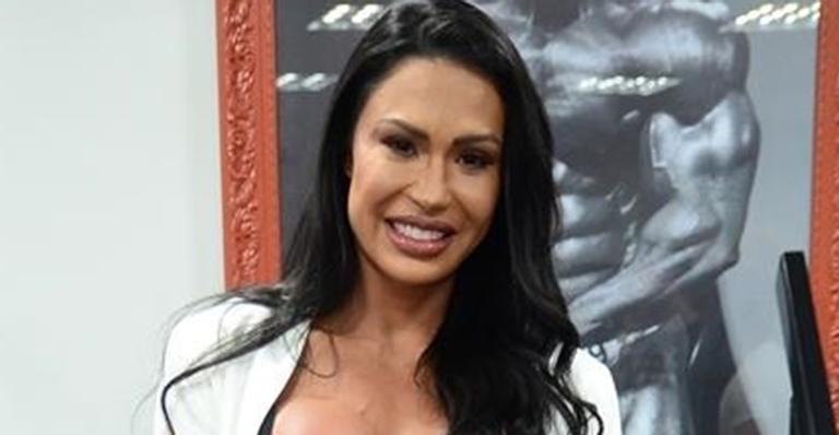 Gracyanne Barbosa quase leva tombo ao ‘bater cabelo’: ‘Sustenta no carão’