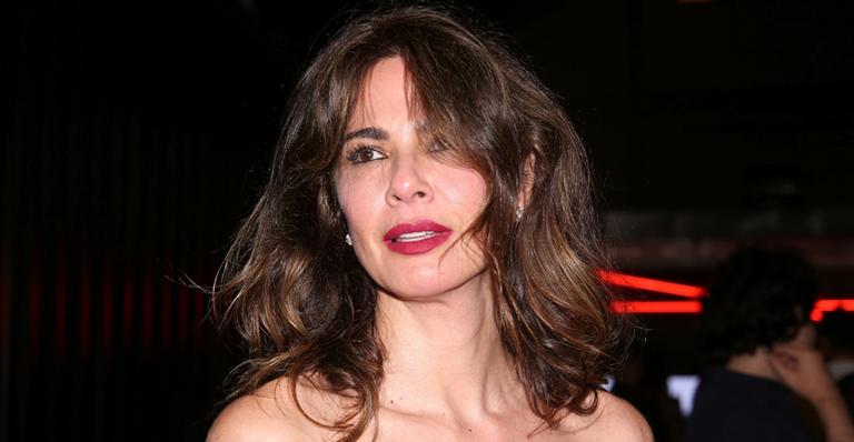 De biquíni, Luciana Gimenez exibe barriguinha chapada e eleva a temperatura das redes
