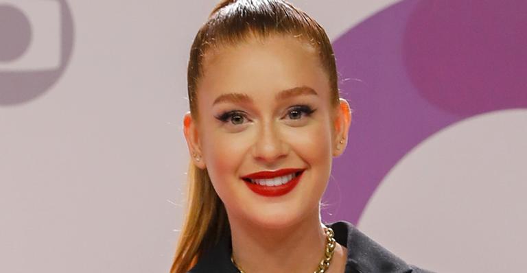 Marina Ruy Barbosa surge com vestido luxuoso e decotado em evento internacional
