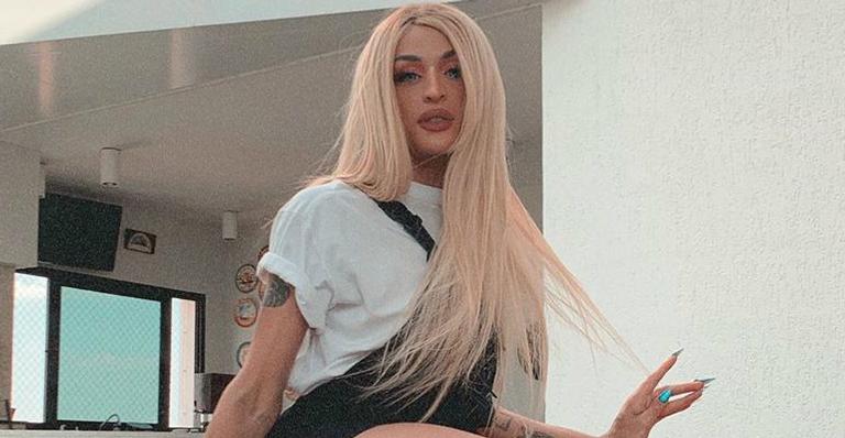 Pabllo Vittar exibe pernões de shortinho e pés chamam a atenção: ”Tamanho 43”