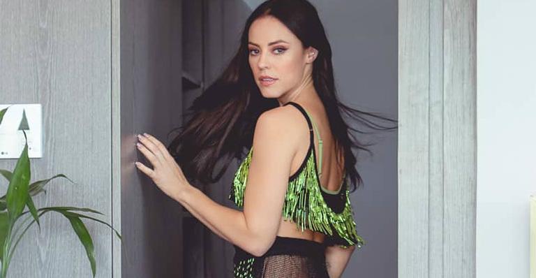 Na pele de Vivi Guedes, Paolla Oliveira abusa da transparência e exibe bumbum poderoso: ”Passei mal”