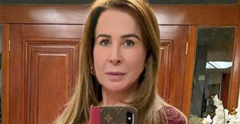 Zilu Camargo sensualiza ao surgir com roupa íntima de renda em plena sexta-feira