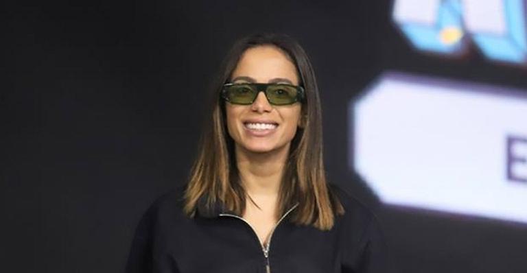 Anitta deita no colo de Vitão antes de show no Rock in Rio