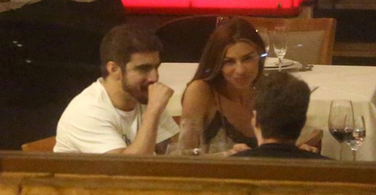 Caio Castro e Grazi Massafera curtem jantar em restaurante no Rio de Janeiro