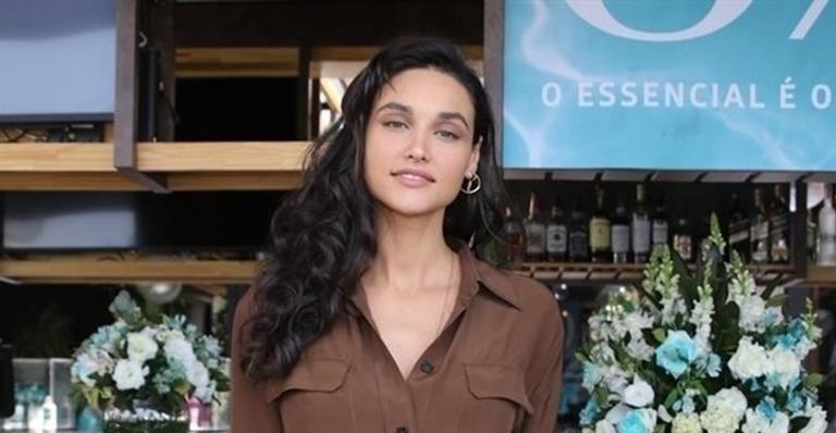 Débora Nascimento ostenta corpão ao surgir de maiô branco na praia