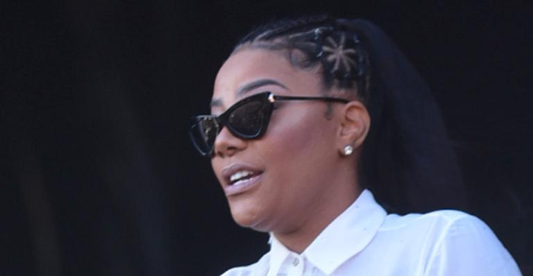 Ludmilla surge com body transparente e adesivos nos seios em estreia no Rock in Rio