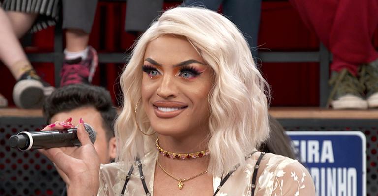 Pabllo Vittar empina o bumbum e exibe tatuagem de cobra