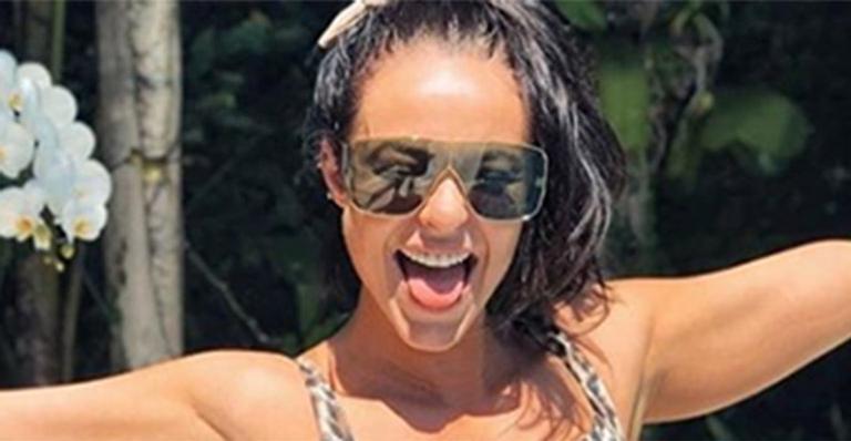 Paolla Oliveira exibe barriga trincada ao usar biquíni estilo ‘Pedrita’
