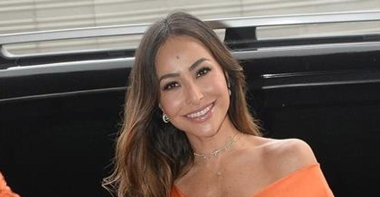 Sabrina Sato puxa o biquíni para exibir o bumbum poderoso