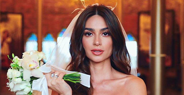 Thaila Ayala surge deslumbrante em vestido de noiva branco