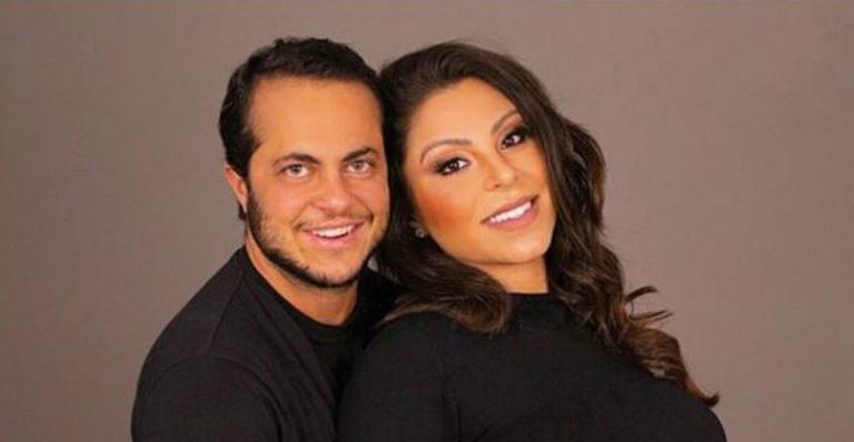 Thammy Miranda posa segurando o barrigão de sete meses da esposa e tamanho surpreende