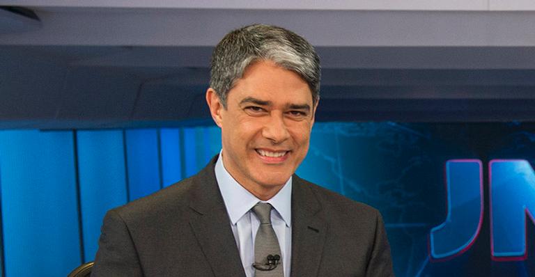 William Bonner dá bronca em equipe ao vivo no Jornal Nacional e ironiza atitude: ‘Feliz ideia’
