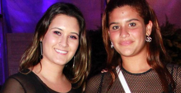 Filha de Fátima Bernardes e William Bonner deixa o sutiã à mostra em look transparente