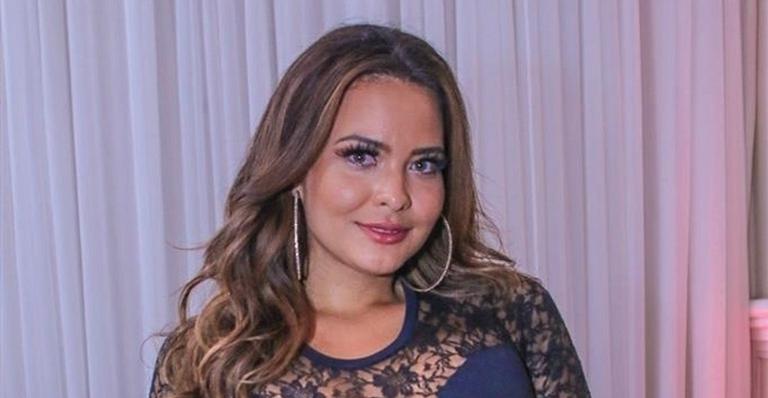Geisy Arruda dá zoom no decote ao usar look ousado