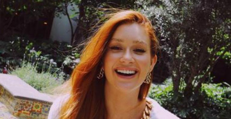 Marina Ruy Barbosa esbanja beleza natural e deixa pernas à mostra em look de minissaia
