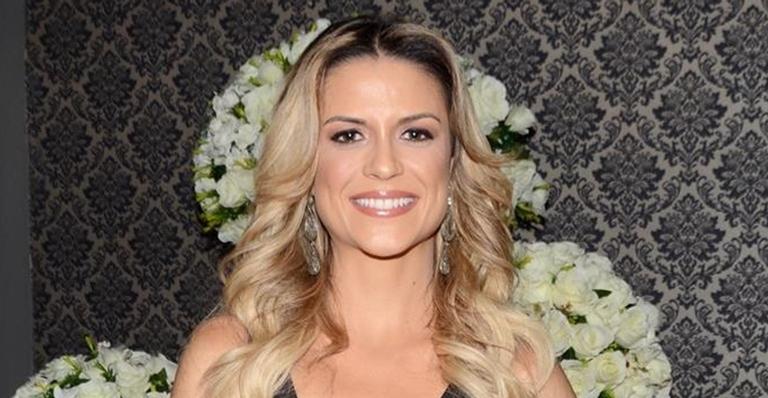 Beca Milano faz rara aparição com o marido ao celebrar o primeiro ano de casamento