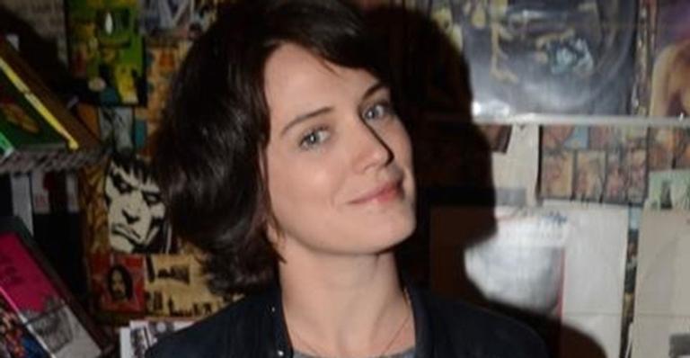 De biquíni, Bianca Bin exibe a cinturinha fina e faz ritual